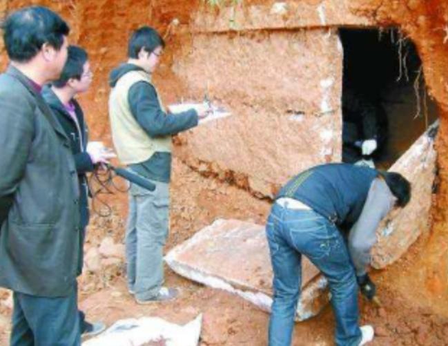 2007年，吕布墓葬终于被找到，不仅发现了传说中的方天画戟，还找到了记载真实吕布