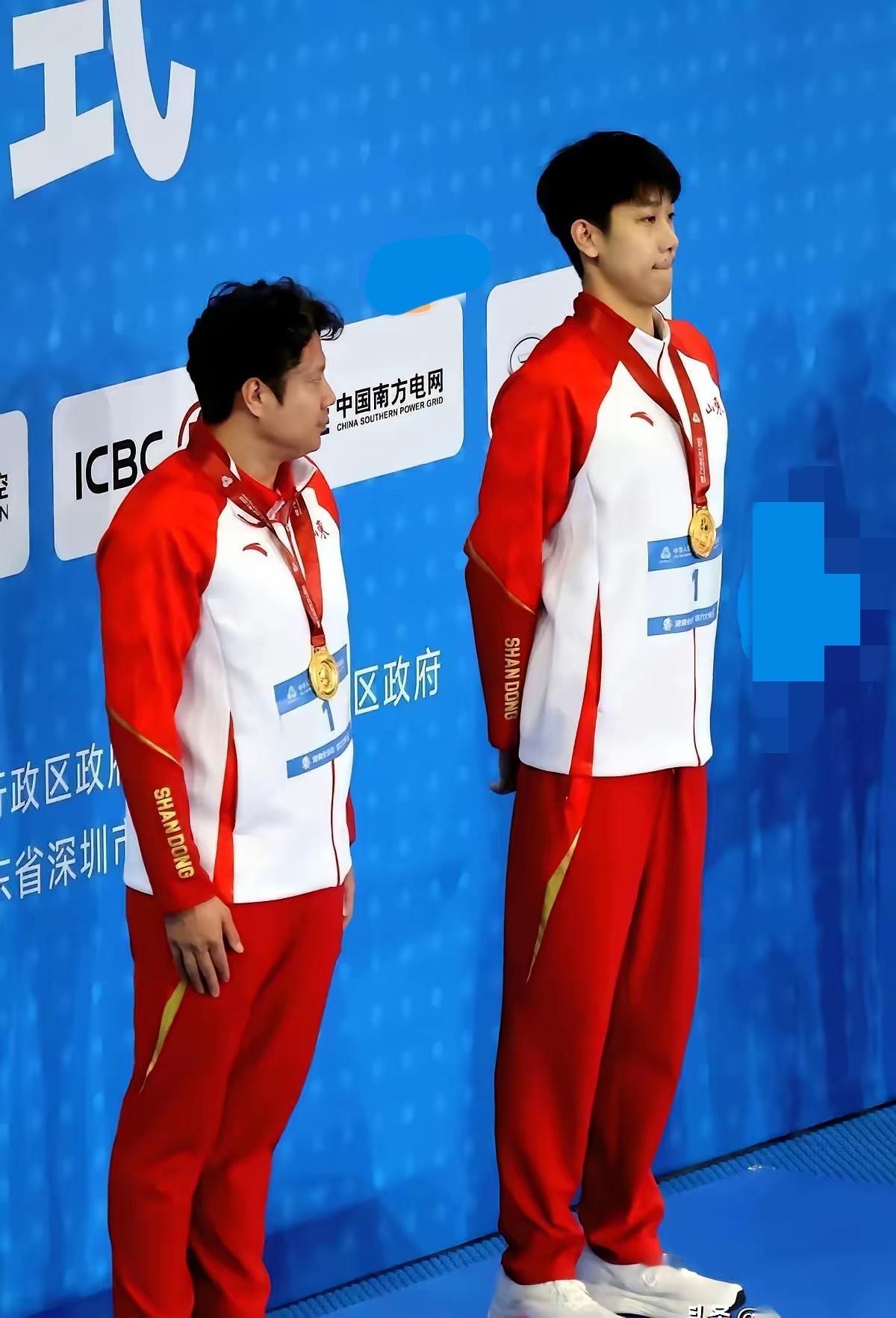 笑不活了！全运会这记“巴掌”直接把我整破防了！17岁冠军领奖台上驼背，教练“啪