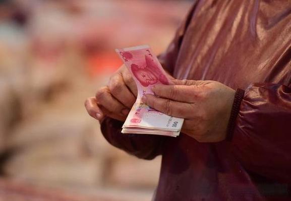 经济学家一语道破：消费起不来，真不是咱抠门，是很多普通人的“活路”太窄了。 