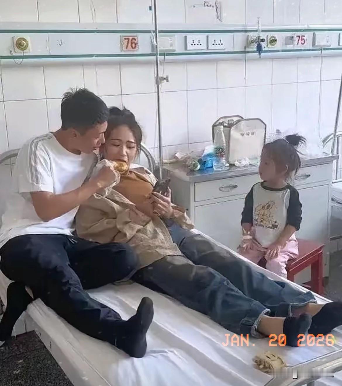 刷到这一幕直接破防！医院病房里，丈夫给妻子送饭，红着眼眶突然下跪：“咱回家吧，