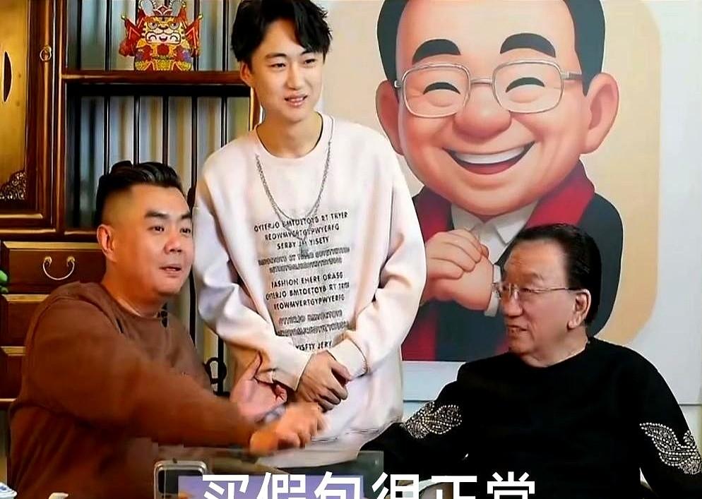 好家伙，这直播间是真没剧本啊！侯耀华跟张伯鑫正聊着天，场面突然就失控了。张伯