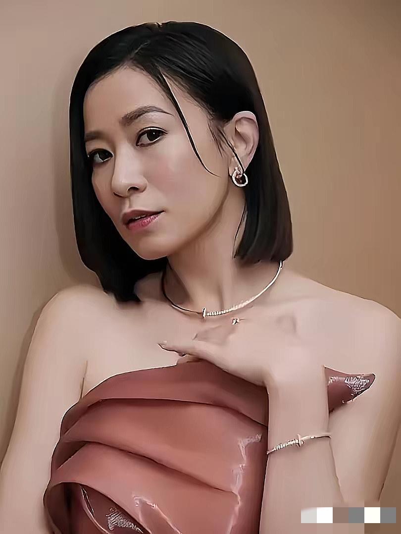 佘诗曼这回怕是真被问到翻白眼了。许绍雄刚走没几天，就有人追着她问“没喝到结婚