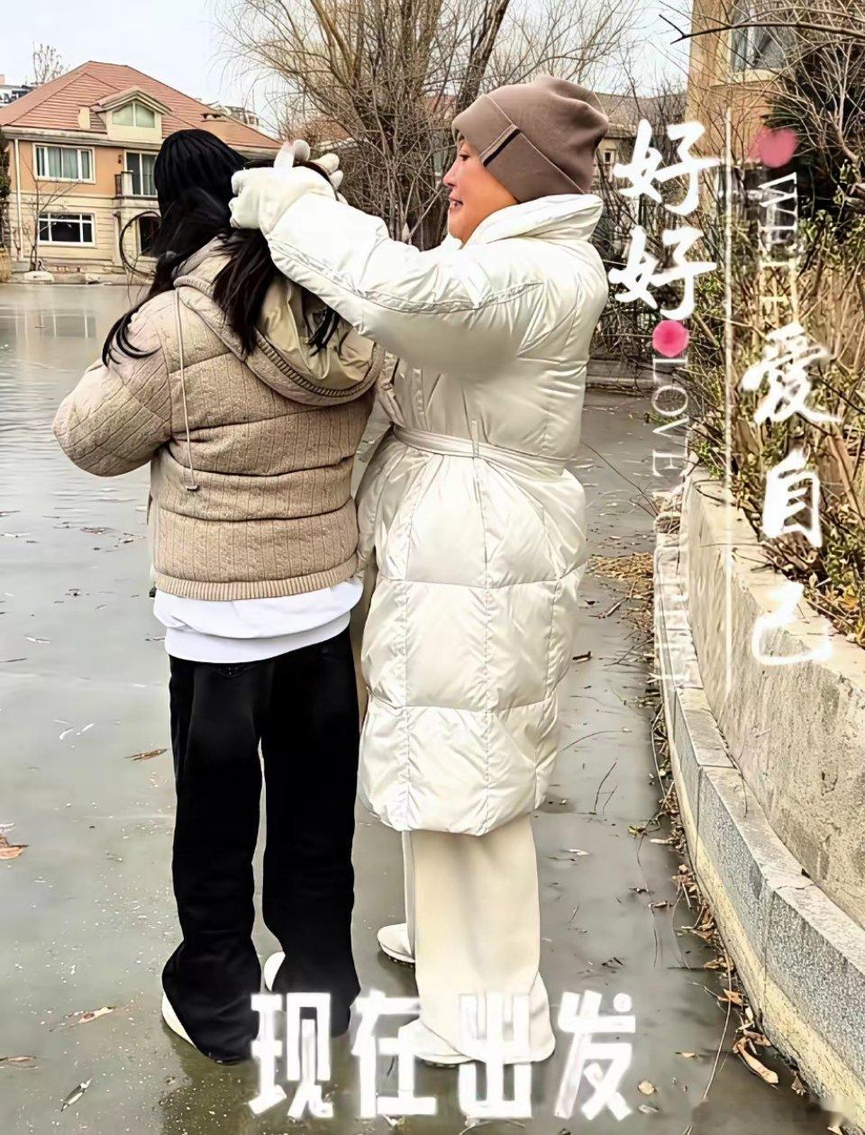 张兰发视频，好幸福呀，孙子孙女陪她户外活动啦！一手牵一个，这温馨的一幕让人有点小