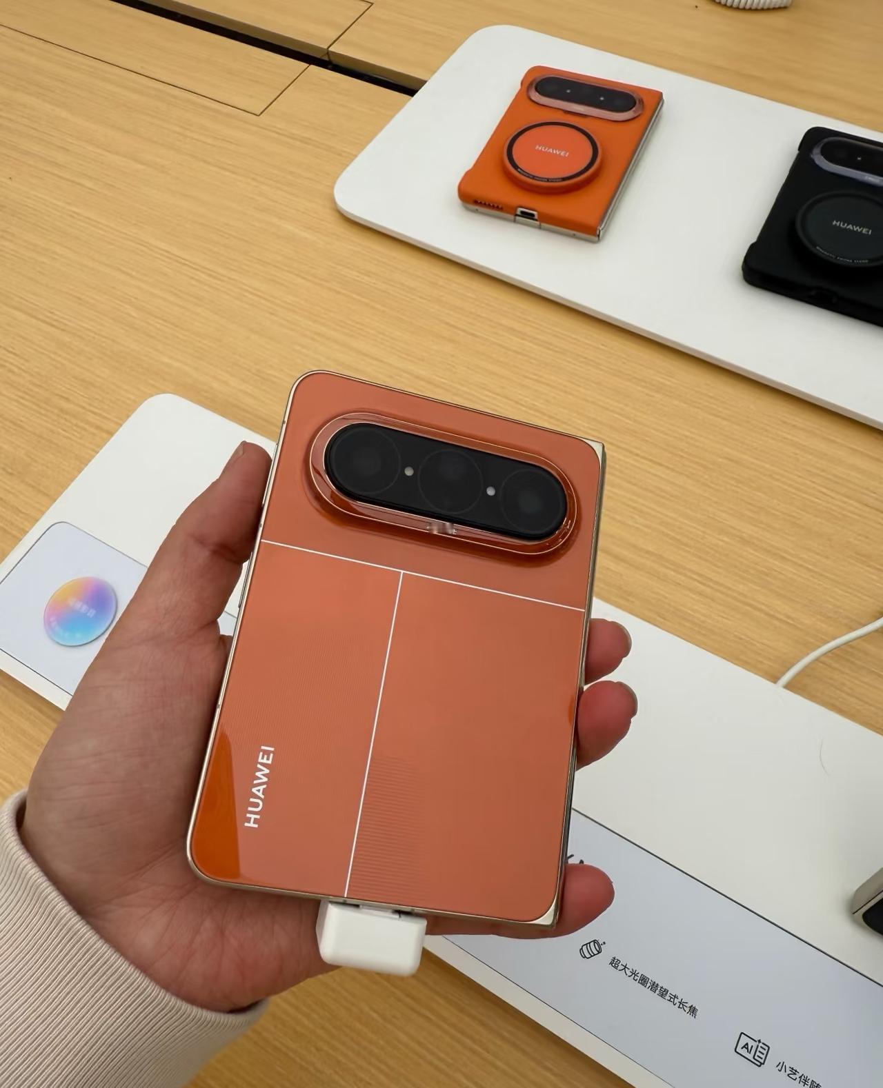 口袋里的手机突然不香了朋友说华为出了款大阔折，还是全球首款，就好奇一起去门店