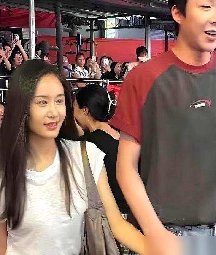 刘宇宁和王子文手牵手被拍了，30厘米身高差直接炸上热搜。照片里王子文仰着头，刘宇宁弯着腰，俩人十指扣