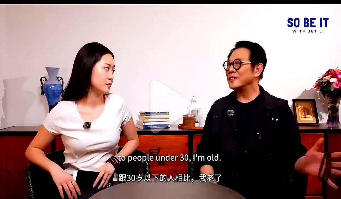 李连杰接受亲生女儿采访，镜头前两个黑头发黄皮肤的中国人，从头到尾一句汉语不说，硬是用全英文聊完了整场