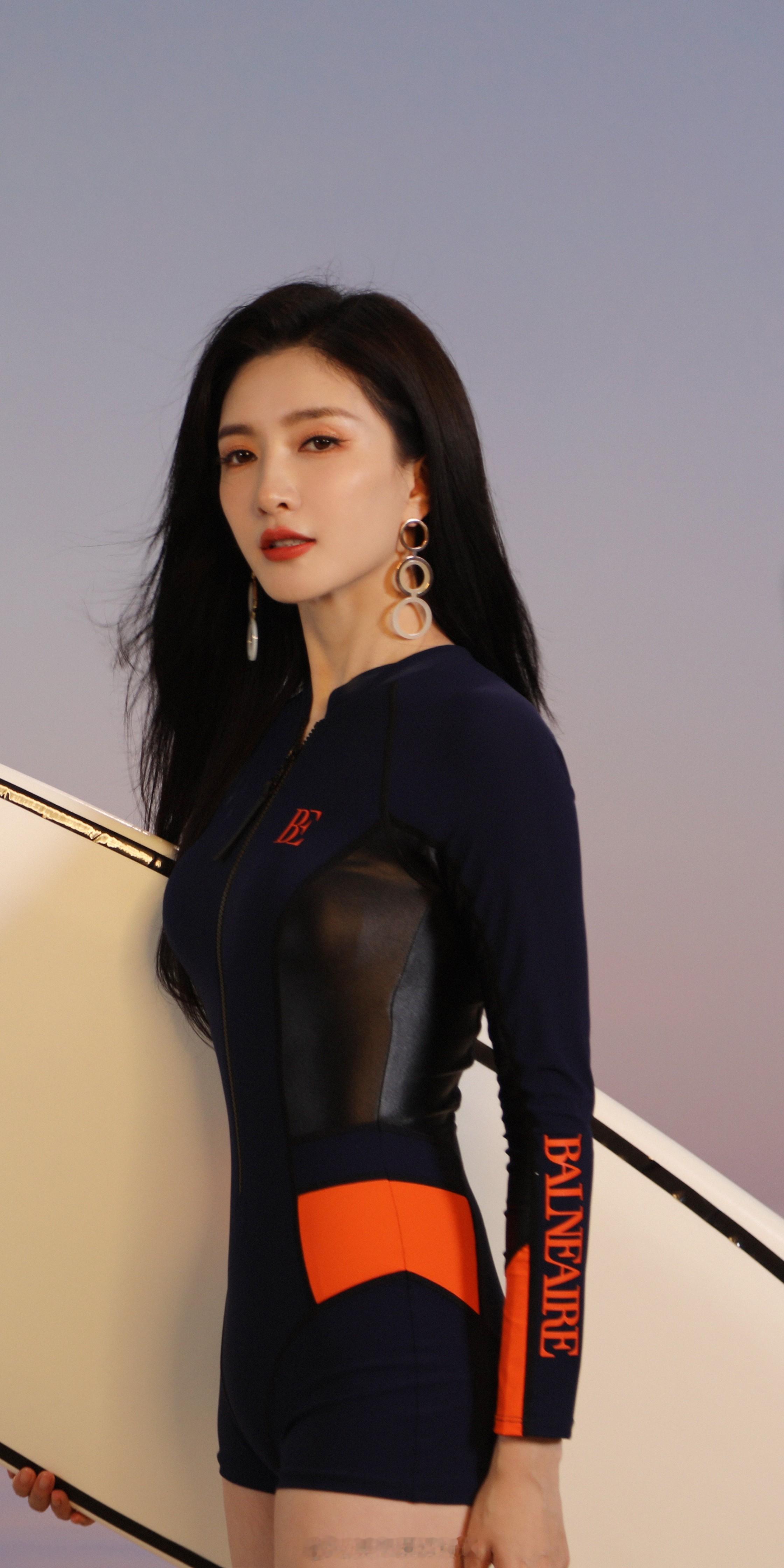 江疏影火龙果泳装