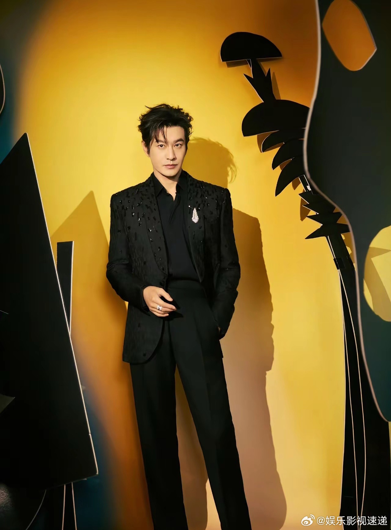 黄晓明又一次赢麻了。3月19日深夜，黄晓明突然冲上热搜，这一次不是因为他的新恋情