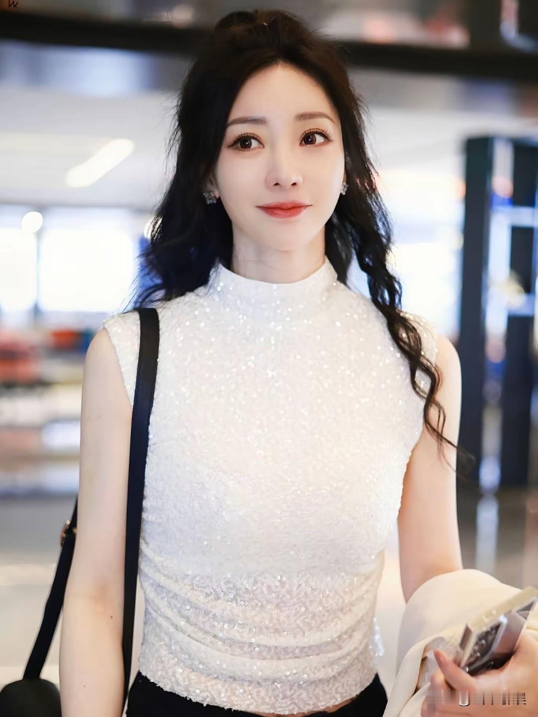 包贝尔近期被曝出婚内不忠的传闻后，十年前那场婚礼上的伴娘闹剧又被网友重新翻了出来