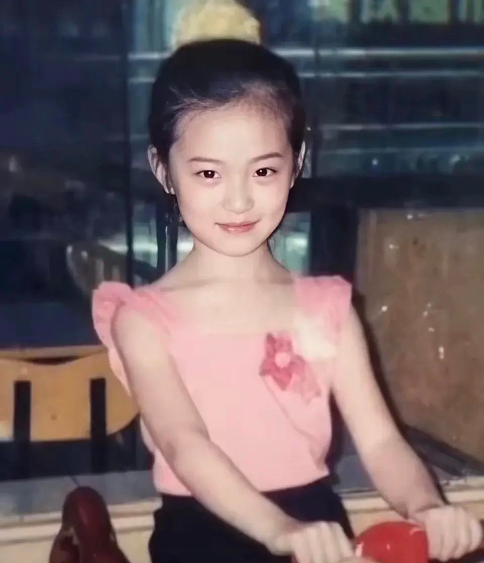 难怪能成为大明星，小时候居然这么漂亮