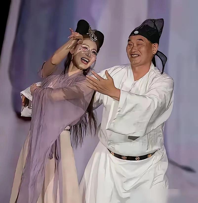这大衣哥李白真是越演越油腻啊[呲牙笑]