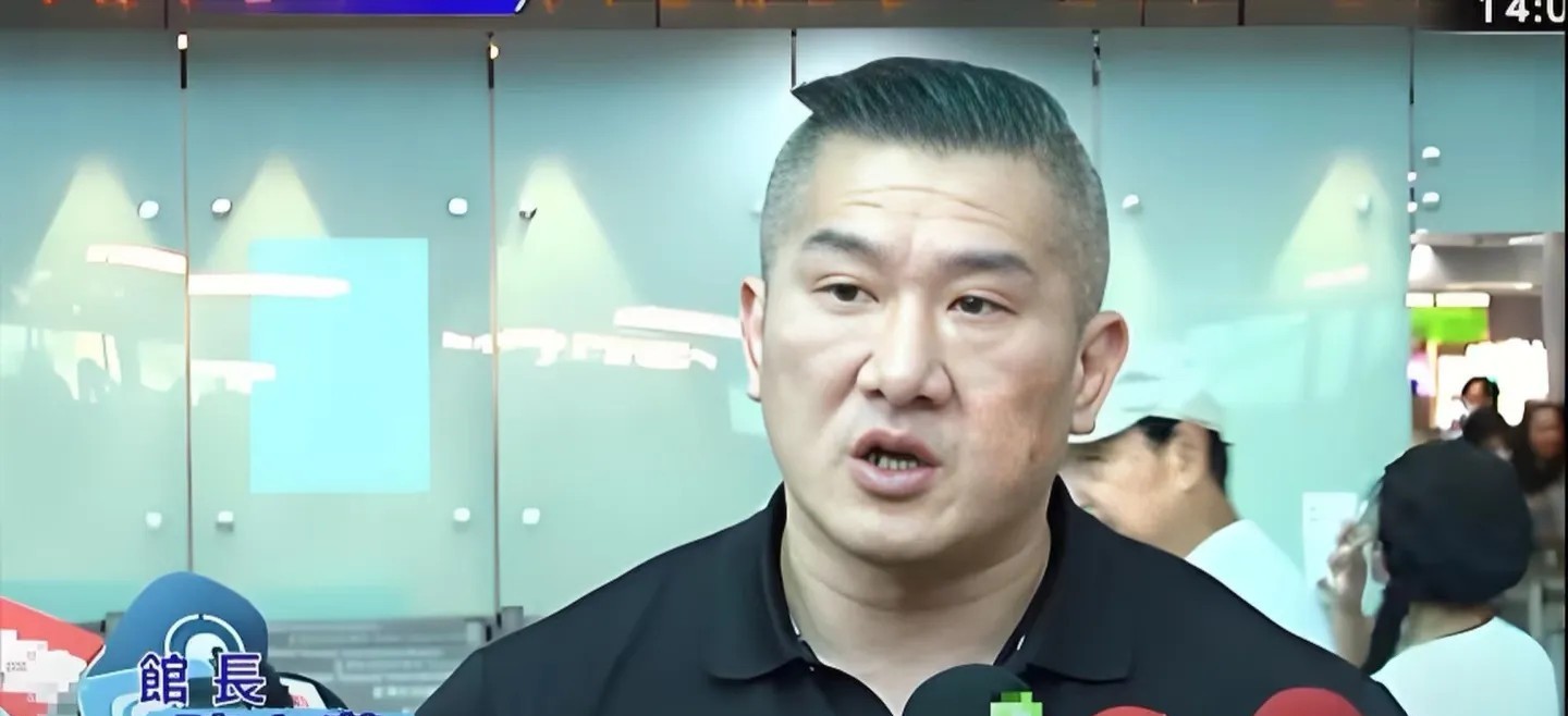 笑到肚子疼网红馆长是会阴阳怪气的。上海行里，湾湾网友向他提出了一些问题。比