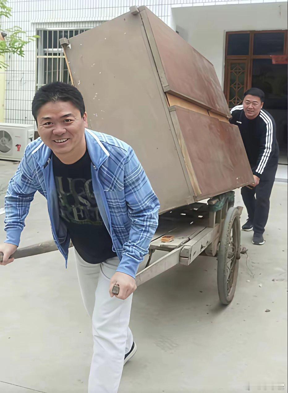 曾经有这样一幕：刘强东还在家乡江苏宿迁的时候，曾推着板车帮家里父母忙活生计。