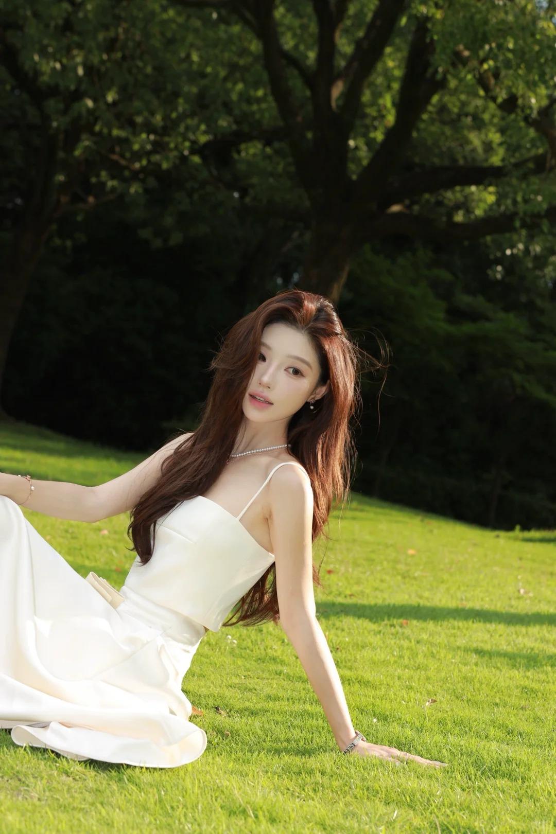 自然清爽的模特少女，身姿舒展如古缣承露的劲柔，不被比例桎梏却自有韵律，肩颈线条似