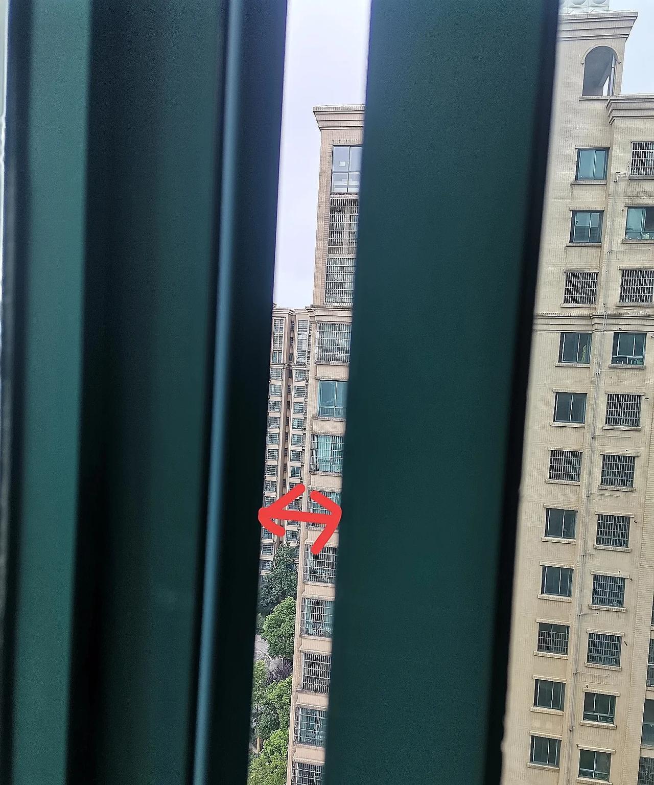 这是我老公昨晚关窗时留的一条缝。只要一开空调他关窗就必留一条缝，我问他为什么要