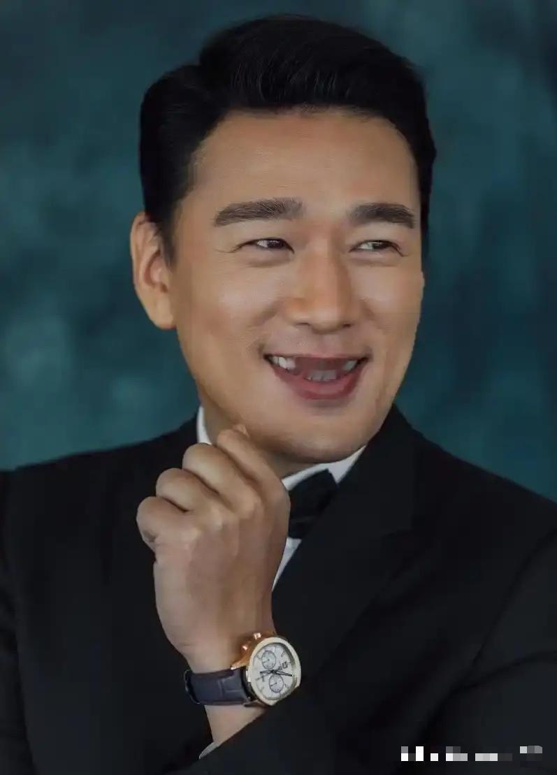 🌞当年，王耀庆为了打游戏4个月不出门，买8台电脑，20个账号。可是房东女儿