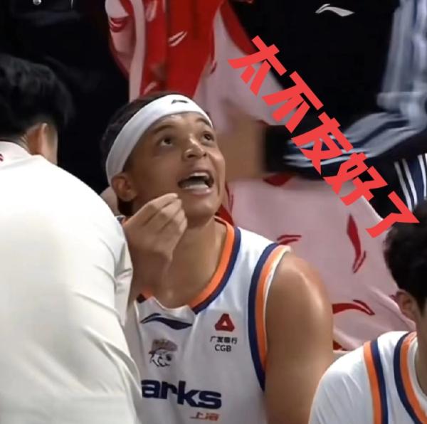 必须严惩洛夫顿，这是漠视CBA规则，下场休息冲着裁判比收钱的手势，嘴里大喊“钱”