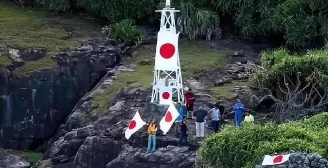 既然钓鱼岛是中国的，应该去拆除了小日本的灯塔，并且直接驻军。既然台湾是中国的，以