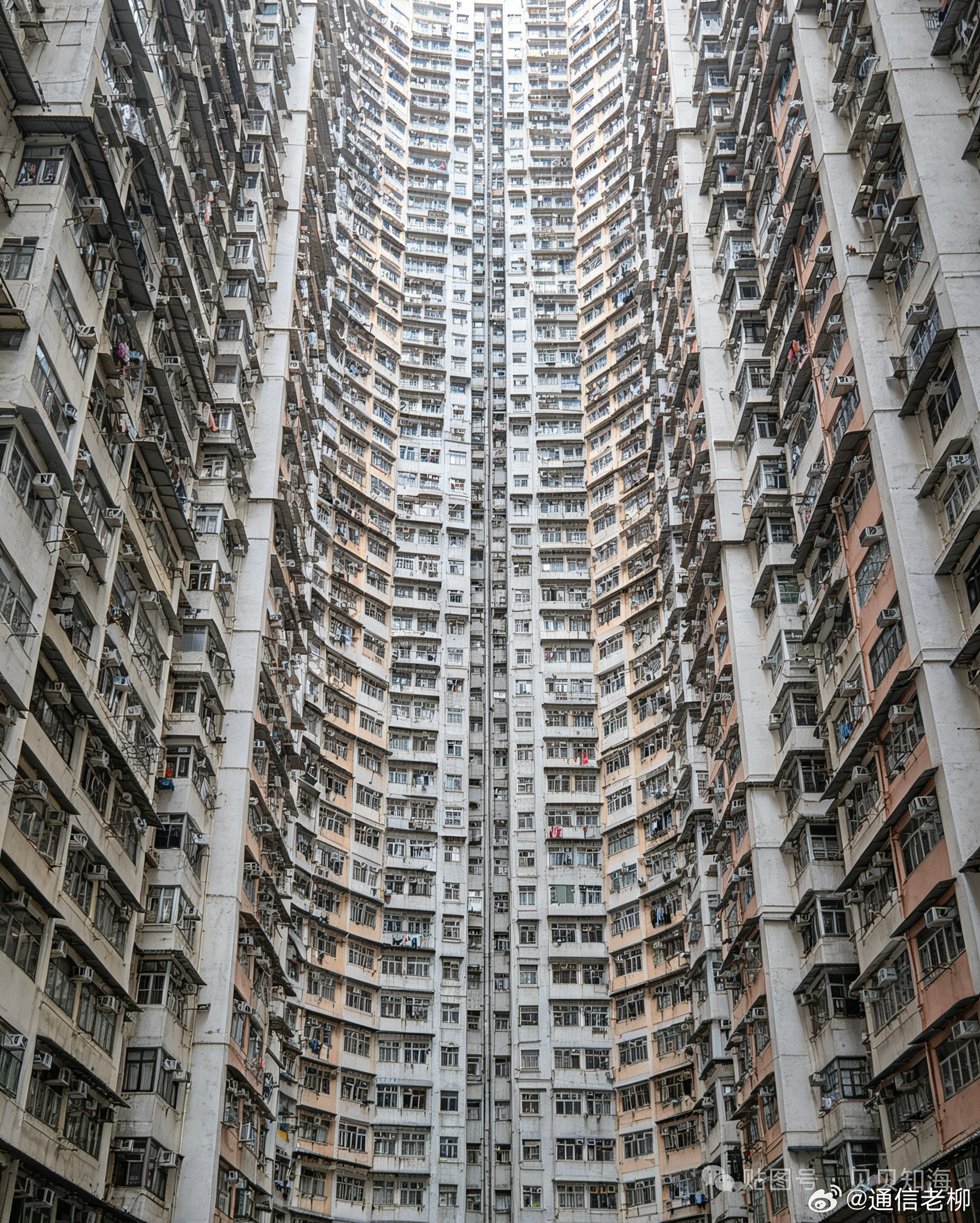 香港的这种楼，满满的压迫感，不知住起来什么感觉？听说还挺贵的。​​​