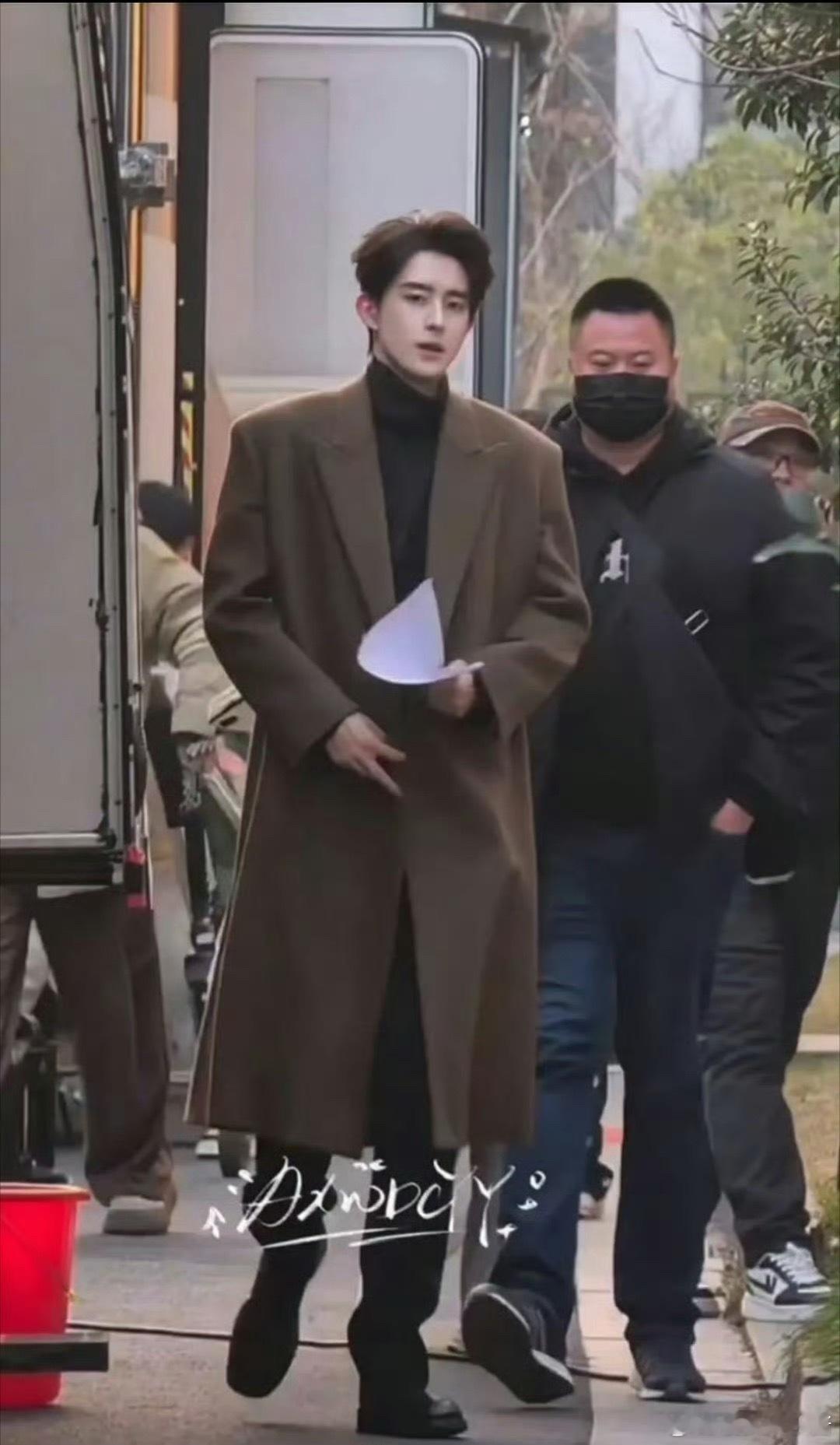 敖瑞鹏、王星越、王安宇在拍现偶造型，你想看谁