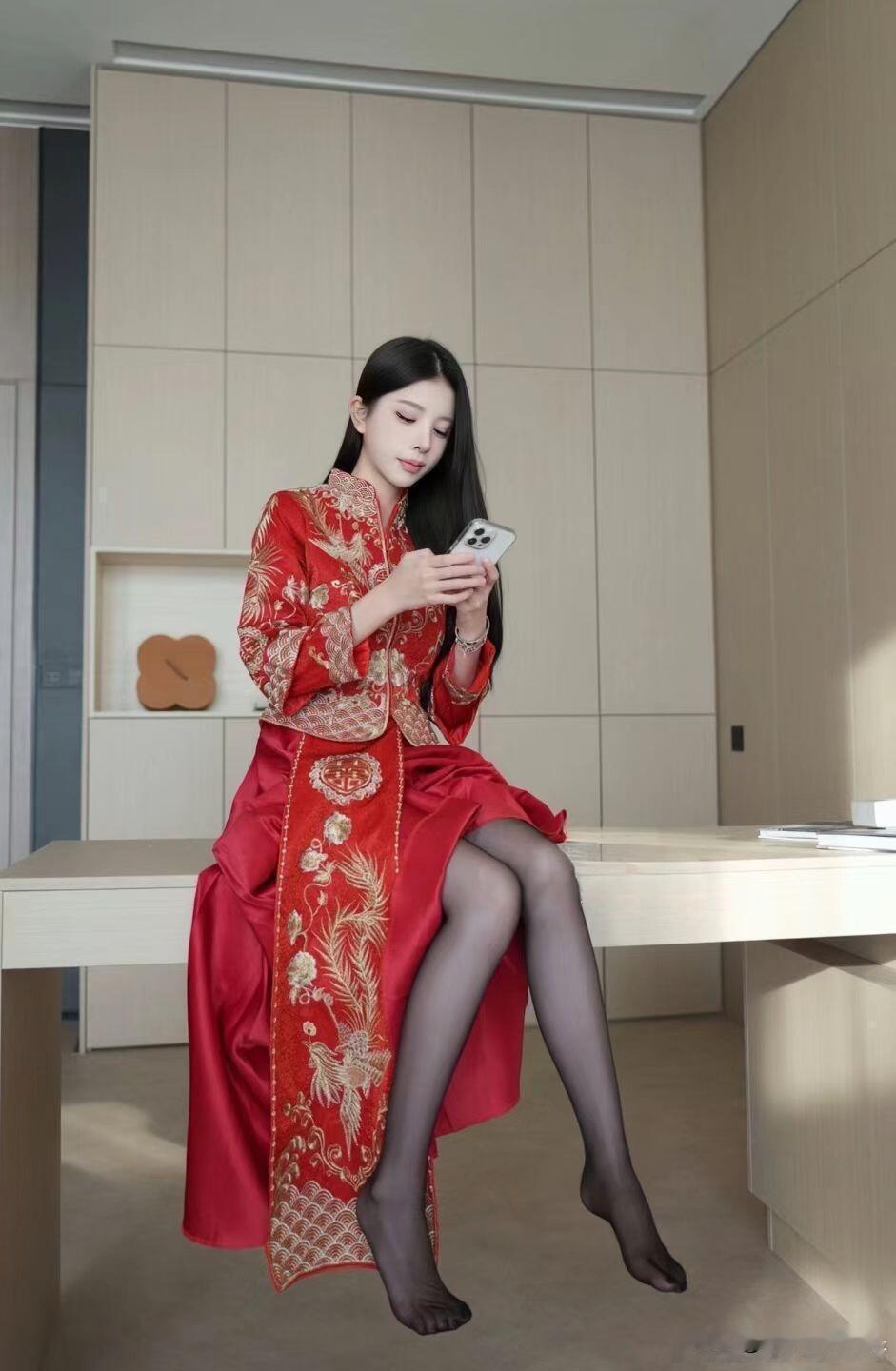 婚服配黑丝还是白丝好看