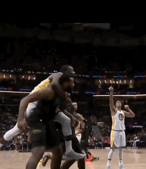 格林干格林的事！当格林爬到小乔丹的背上时，小乔丹一脸懵😳估计他想送给格林几