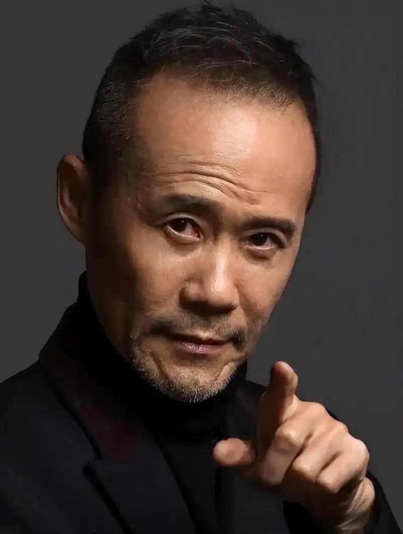 当74岁的王石独自躺在医院手术室时，44岁的田朴珺正在直播间推销99万的贵族礼仪