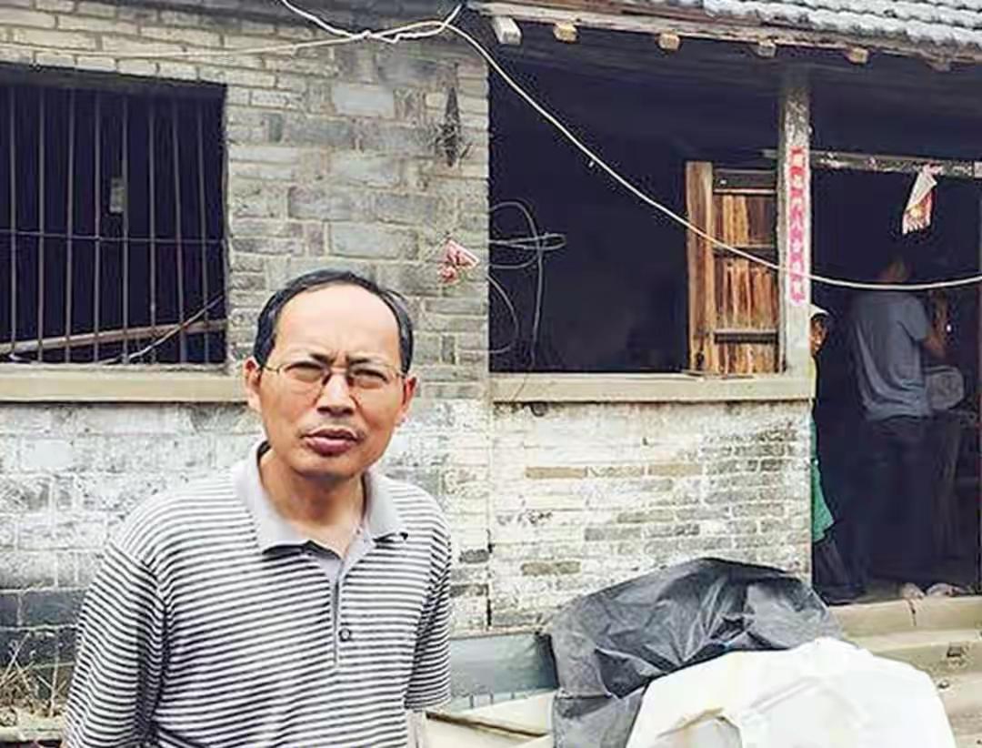 1980年，16岁的刘汉清被哈工大录取，全镇人敲锣打鼓欢送，如今62岁靠400元