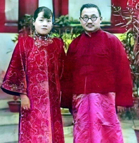 1914年，宋霭龄与孔祥熙完婚，洞房花烛夜，一伙人儿前来闹洞房，有人趁乱扯下她的