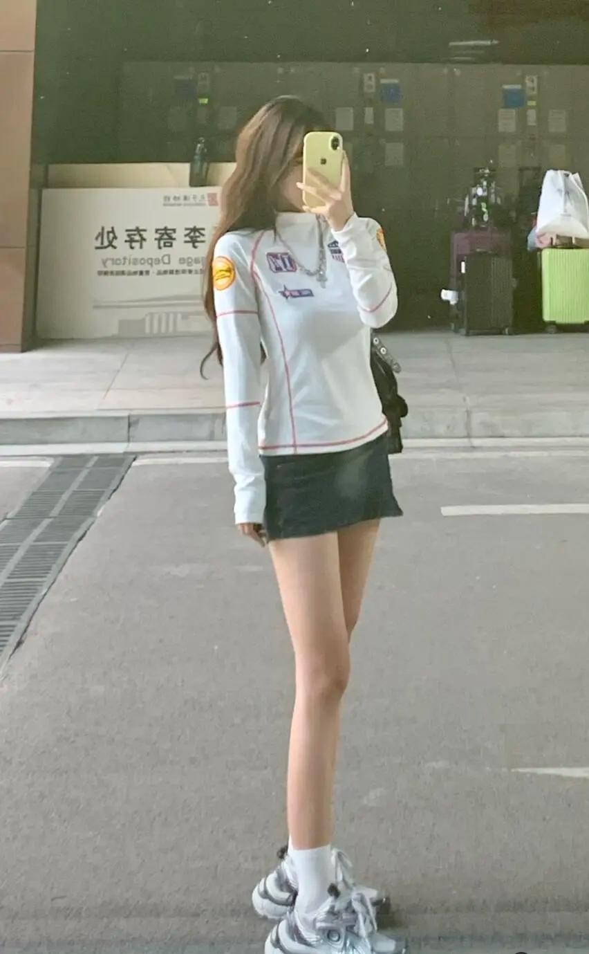 上联：娇容羞月秀，诚邀下联长腿养眼流