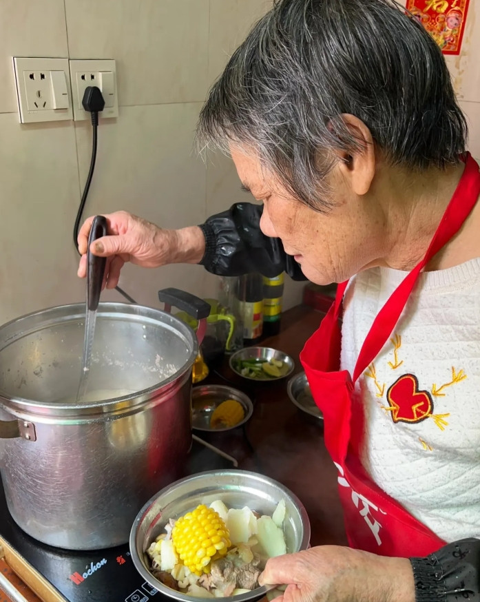 今天早上吃早餐，婆婆一句话差点没让我把嘴里的饭喷出来。他说我和你爸老了。也不挣钱