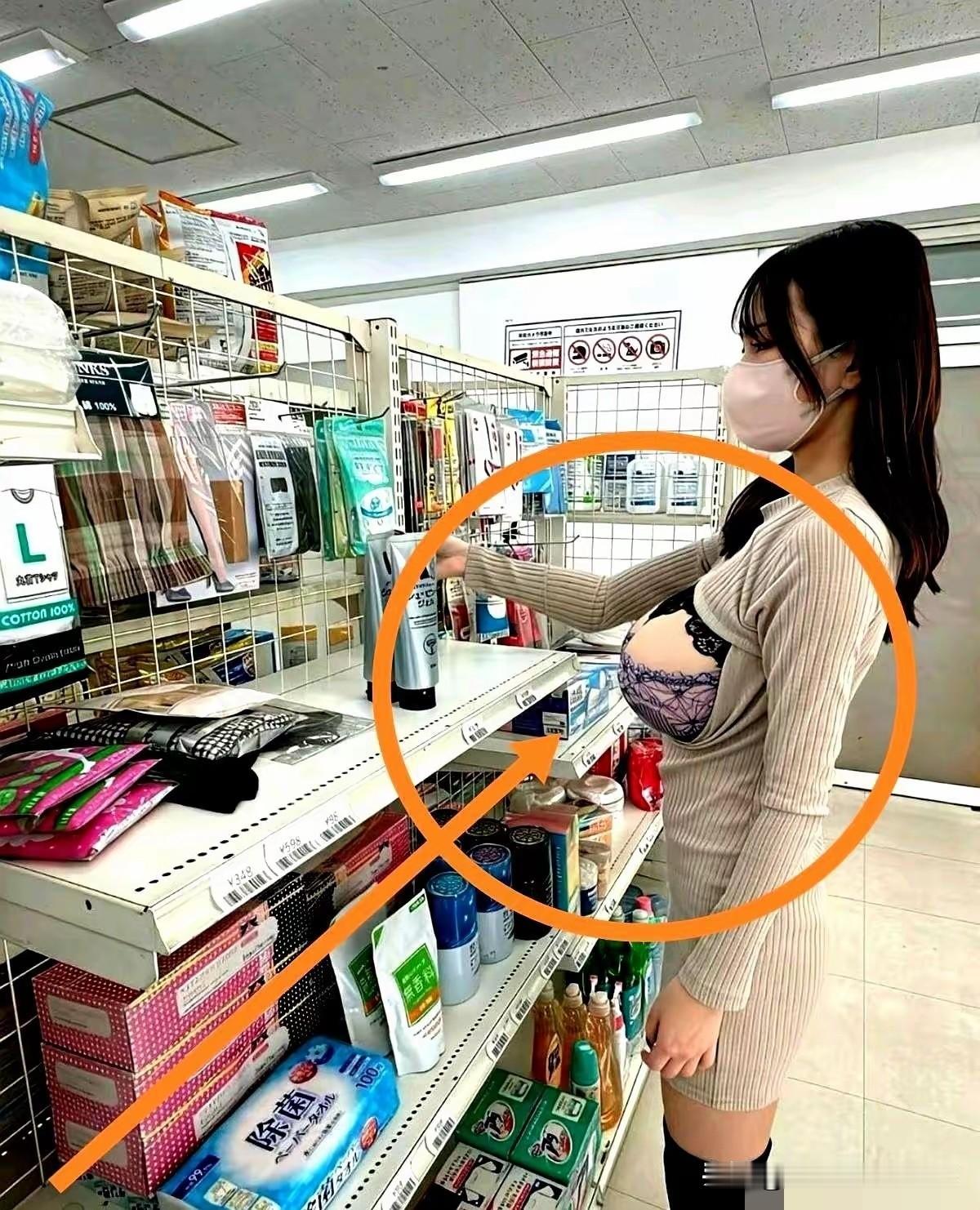 这姑娘真敢穿，佩服。在超市里看到一位穿米色羊毛连衣裙的姑娘，这裙子有点意思，胸