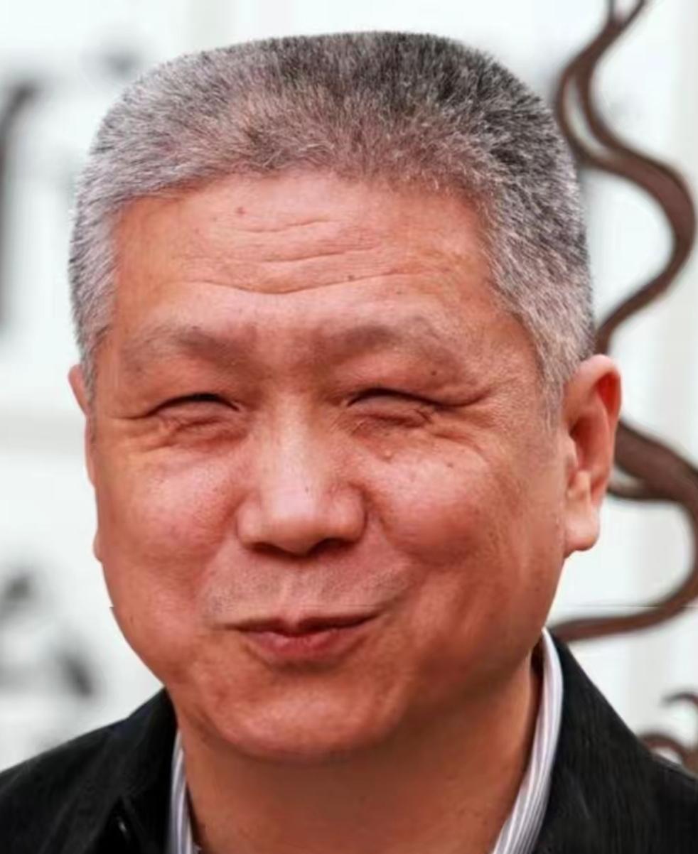 马未都这回算是把天捅了个窟窿。我的妈呀，这哪是点评文物，简直是往公立博物院