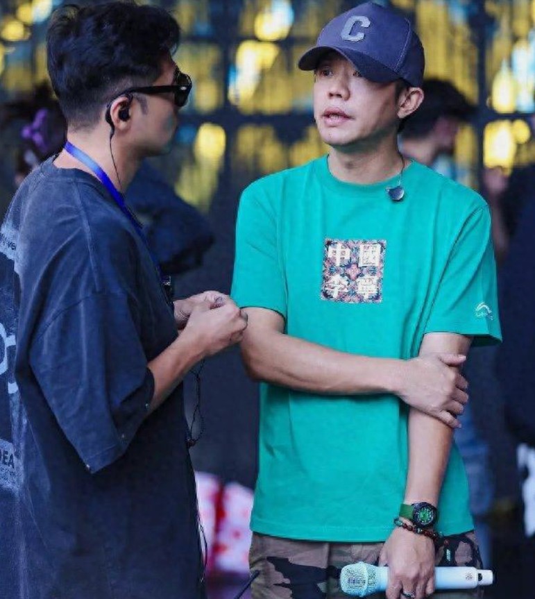 曾毅戴的手表确实不妥，但大家还是把注意力放在天价耳环上吧，那个问题比这个大多了！