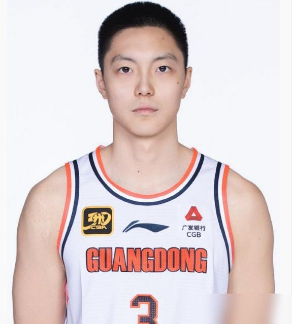 胡明轩成了广东队的“D瘤”了！伤病不是借口，伤病就多休息点，不行就是不行。说