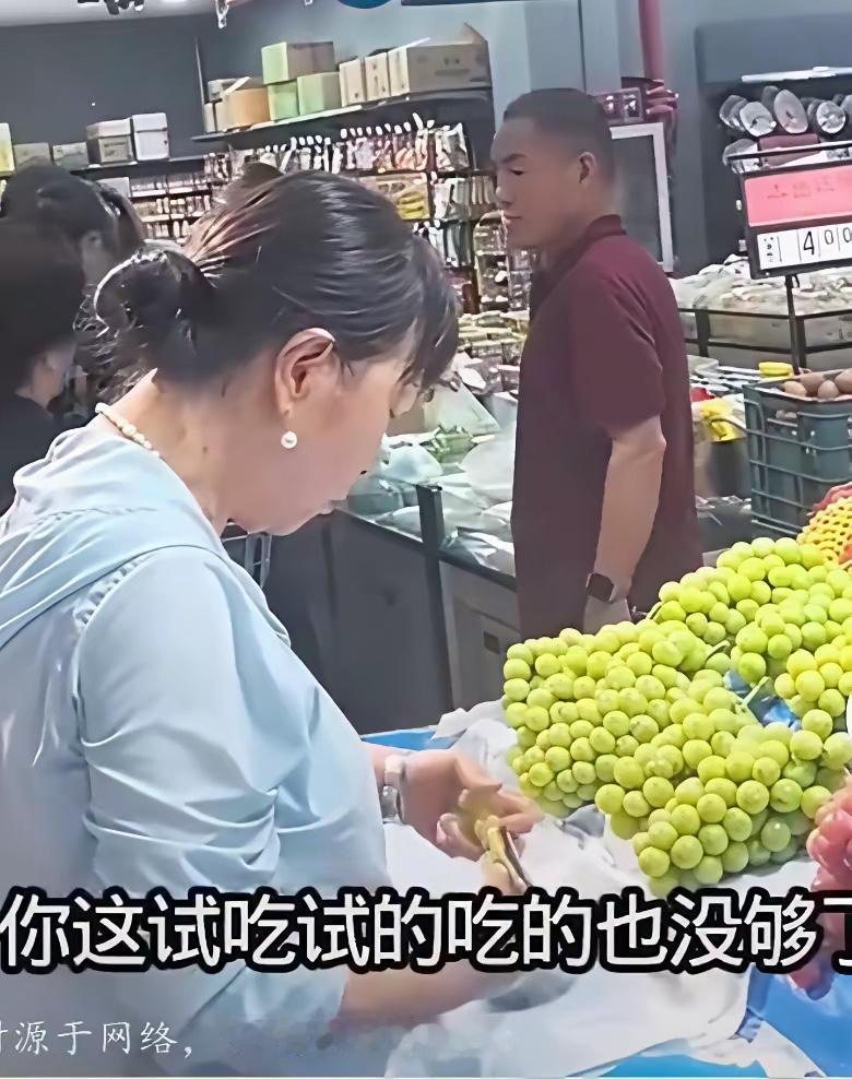 大妈的这一手神试吃，把老脸都丢尽了，儿女咋有脸见人！超市里的货物琳瑯满目，秀色