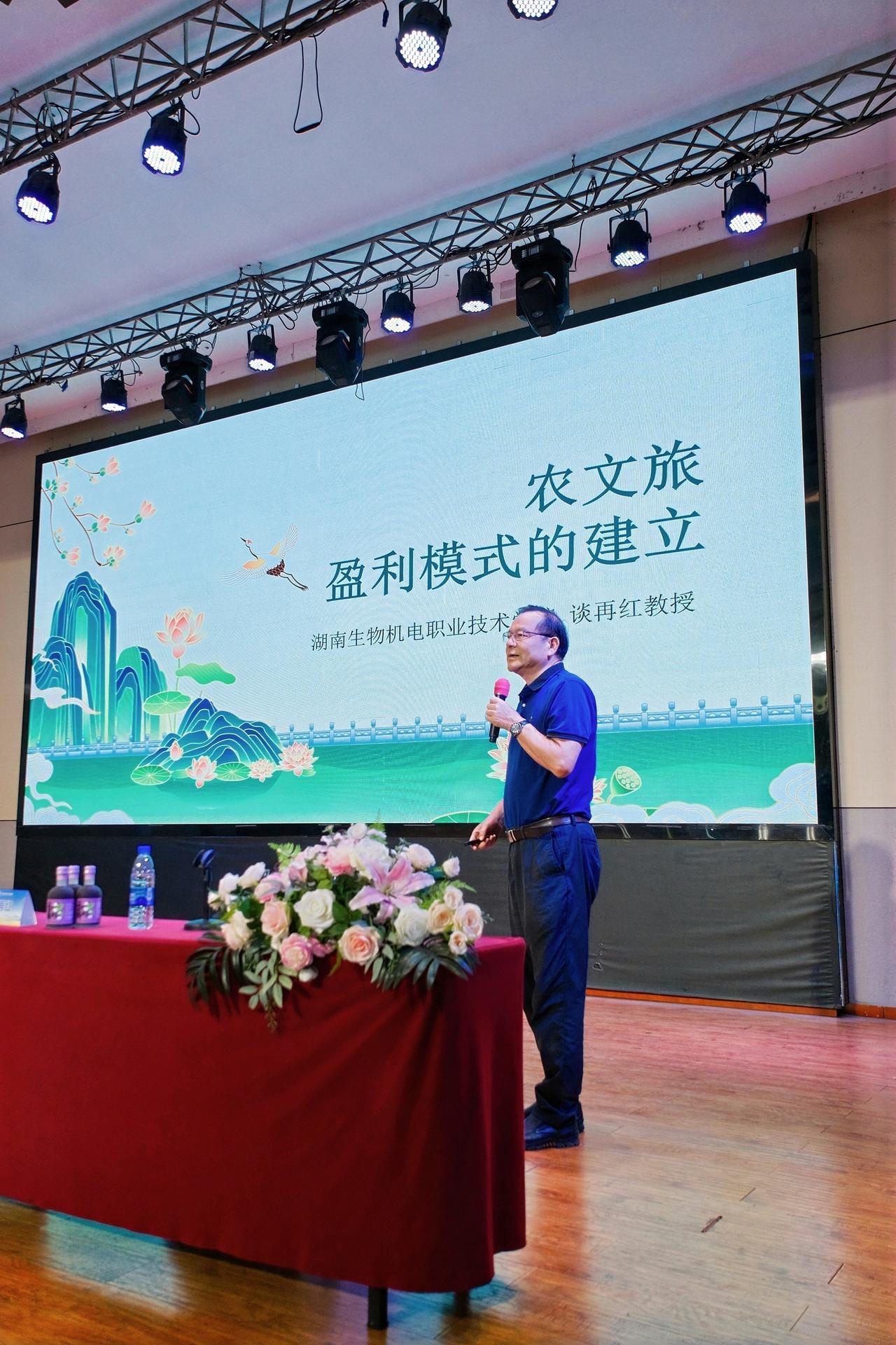 乡村产业兴旺的最大短板是缺三产融合型专业人才！当下乡村发展的困境，早已不是缺基