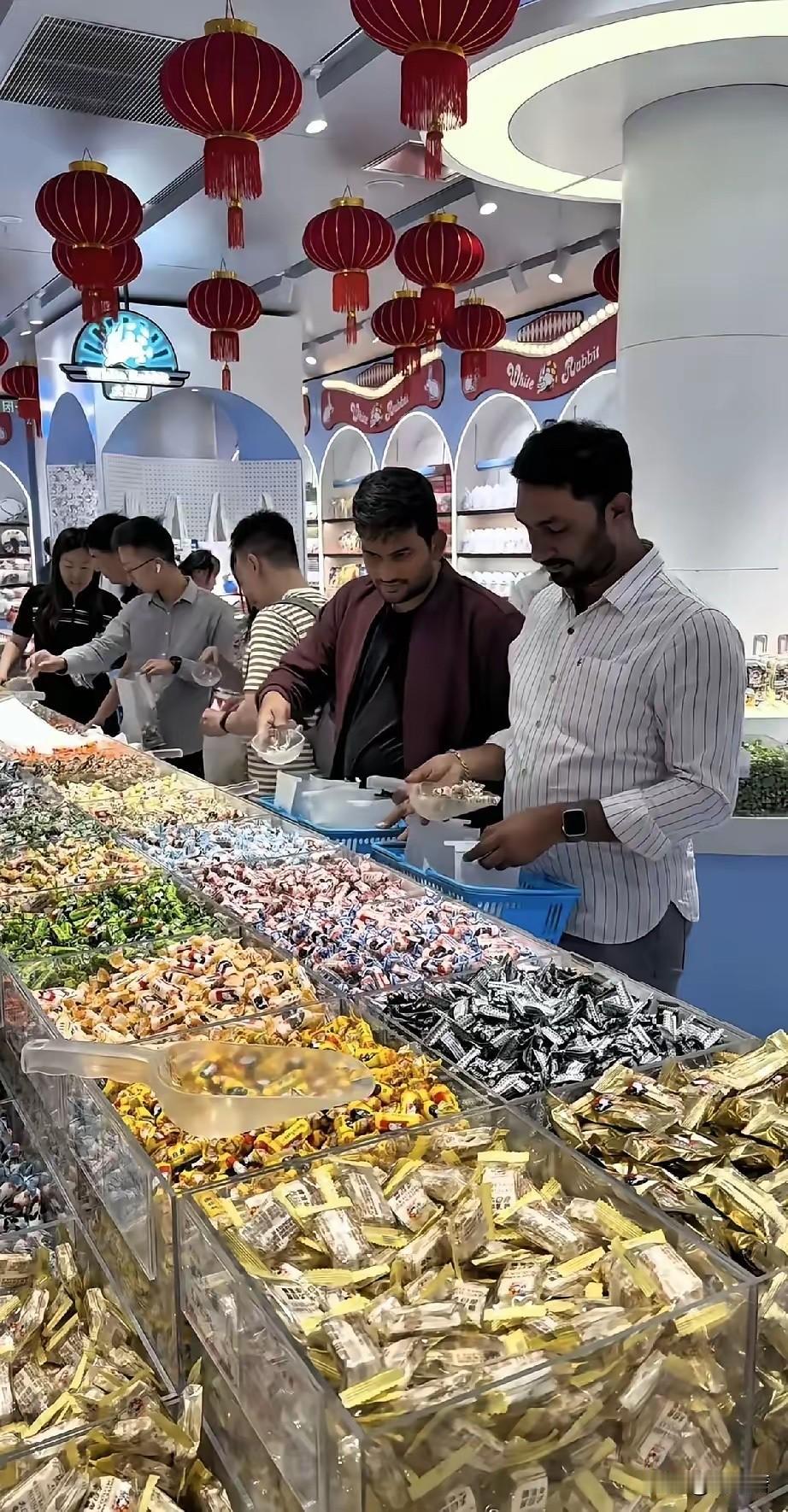 深圳南山有家连锁大超市，三个印度游客推着4袋大米结账，居然只扫了2袋就往门外走，