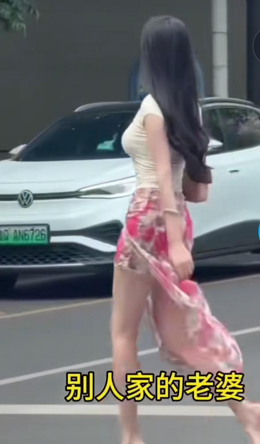 男子晒了同事老婆照片，又晒了自己老婆照片。然后感慨的说：同样是女人，做人的差距咋