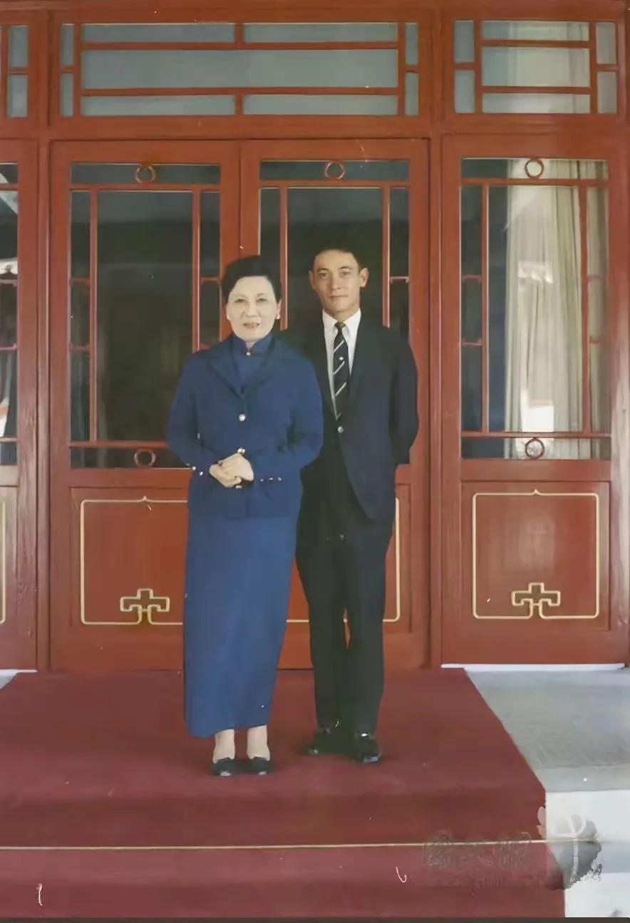 60年代末，宋美龄与幼孙蒋孝勇的一张合影，两人虽然无血缘关系，但是宋美龄自己没有