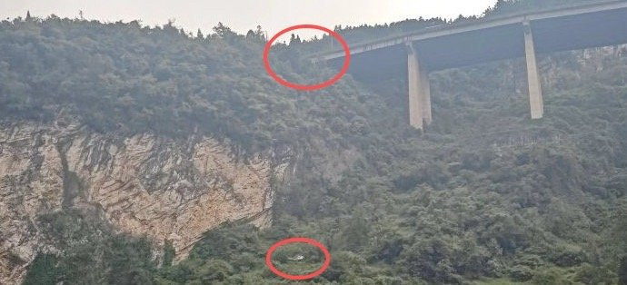 领克回应轿车坠崖车主生还领克这波够硬气了解了一下，是一台领克10EM-P，坠落
