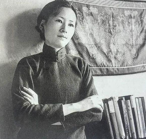 林徽因出身名门，可父亲早早离世，家庭经济陷入窘迫，坎坷境遇让她年少便懂得现实利弊