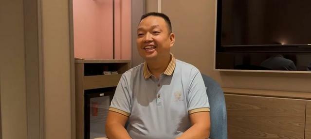 寻亲33年！千万富翁云南认母，见面就送成都房+银行卡：4个弟妹全接来住“一