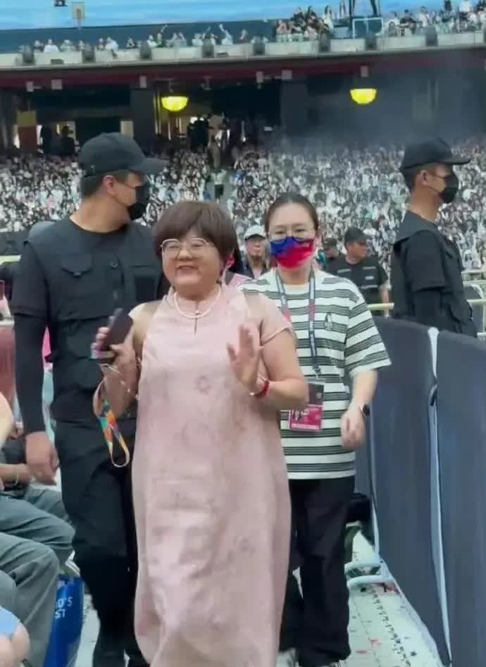 张杰妈妈跟爸爸去鸟巢看儿子演唱会，妈妈一身粉色连衣裙看起来珠光宝气，张杰不愧是亚