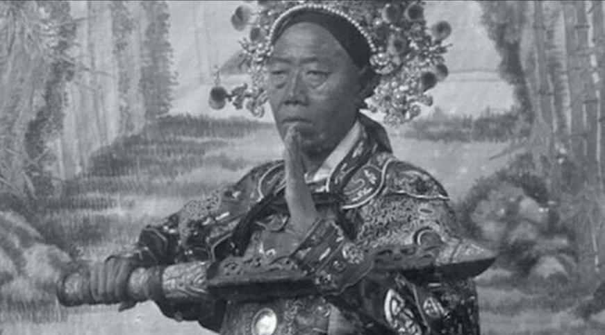 1908年慈禧太后去世，李莲英请求回老家养老。隆裕太后面色不善，心想：“你做了多