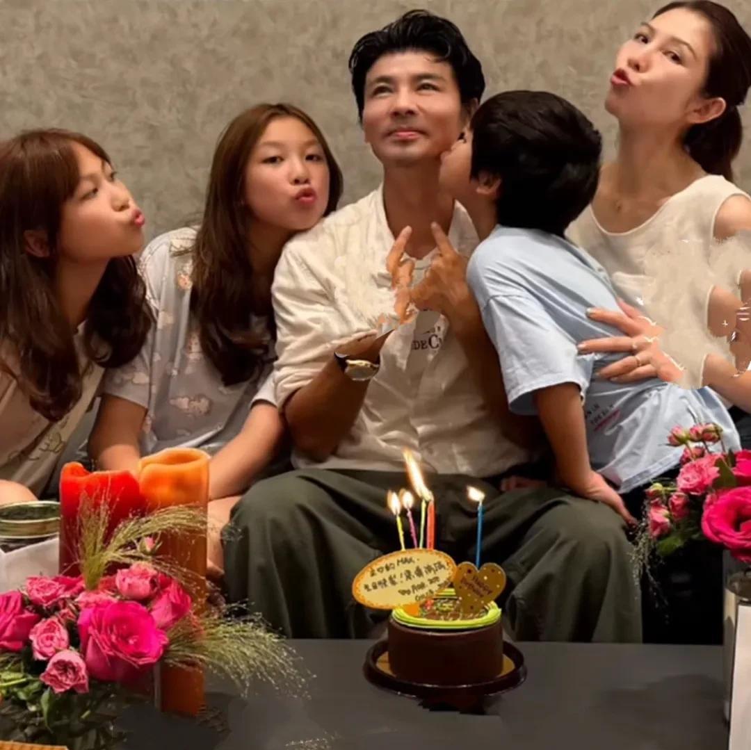 皇后娘娘蔡少芬老公张晋庆祝51岁生日，一家人为他祝贺，画面十分温馨，两个女儿乖巧