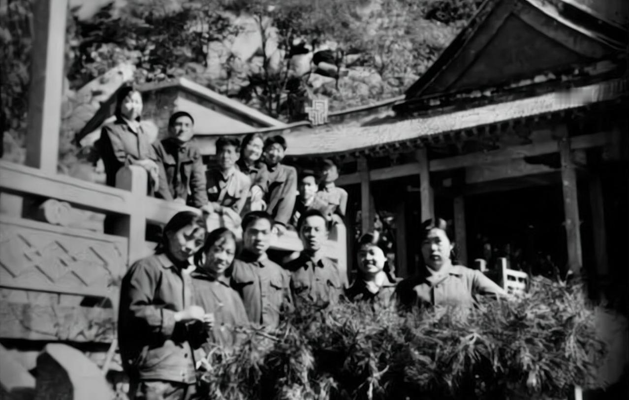 上世纪60年代的一天，北京军区司令恰巧休息，带着2个儿子爬香山。爬到半山腰位置，