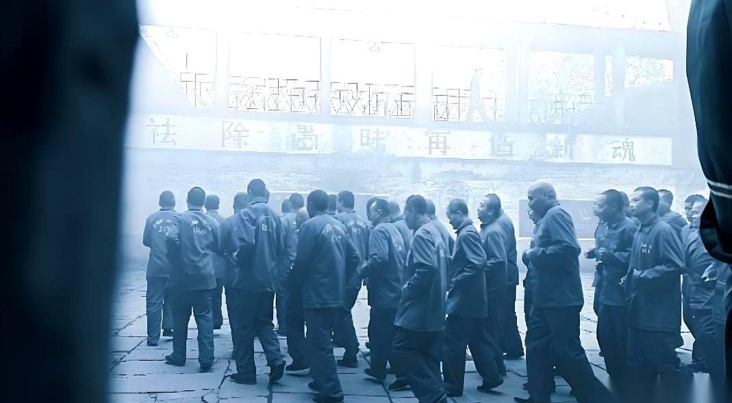 2024年4月，浙江永嘉的街角，一个头发全白、叼着半截烟的老头正慢悠悠地溜达。几