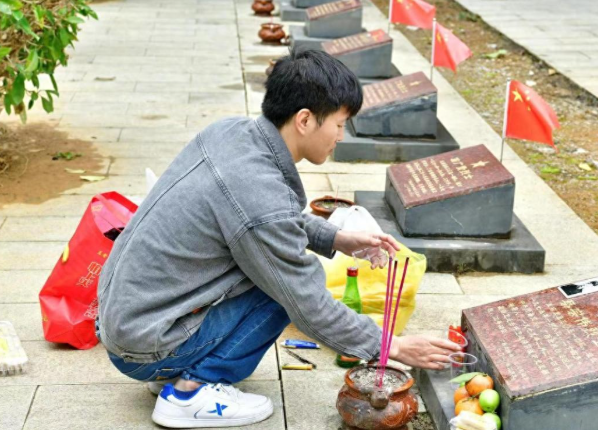 2022年，广西一小伙觉得生活没有乐趣，一天闲逛，偶然进入了烈士陵园，祭拜时发现