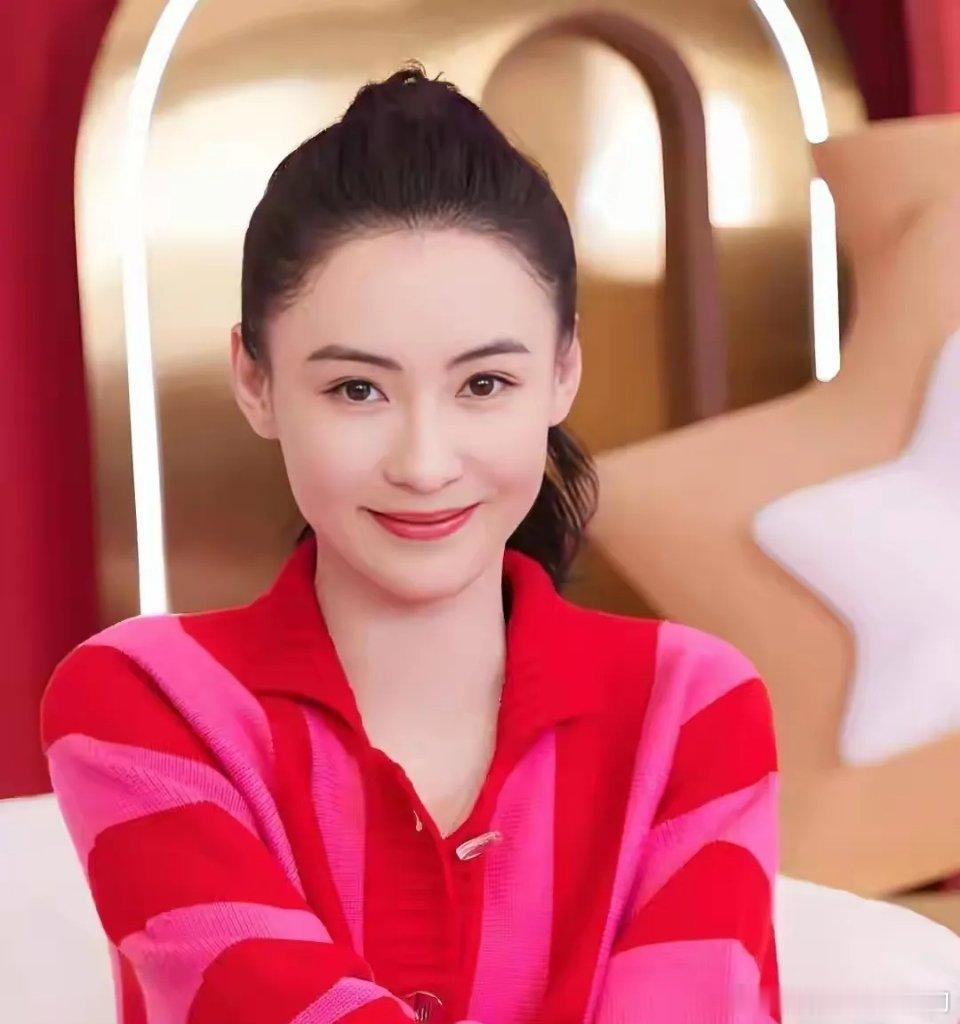 主持人问张柏芝:“当年发生照片的事,然后又离婚,你现在后悔发生这些事吗?”张柏芝